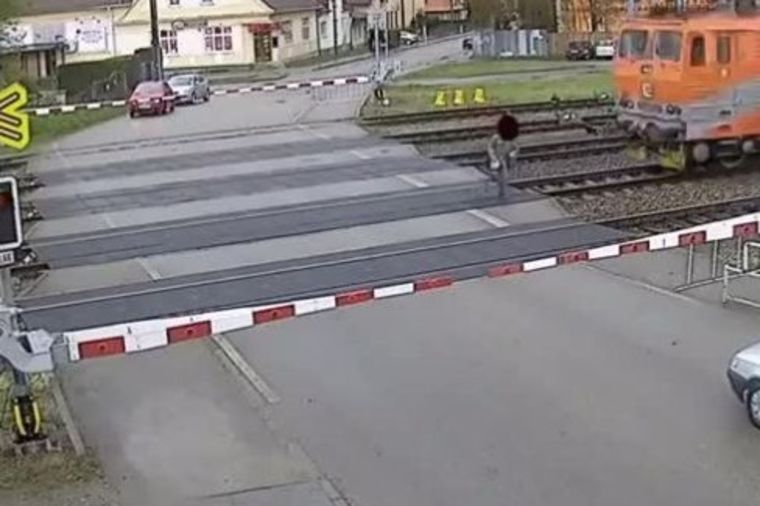 Bukvalno za dlaku: Pogledajte koliko je ovog čoveka delilo od smrti kad je naišao voz (VIDEO)