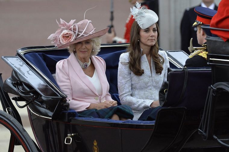 Kejt Midlton u mantilu Aleksandar Mekvin na kraljičinom rođendanu! (FOTO)