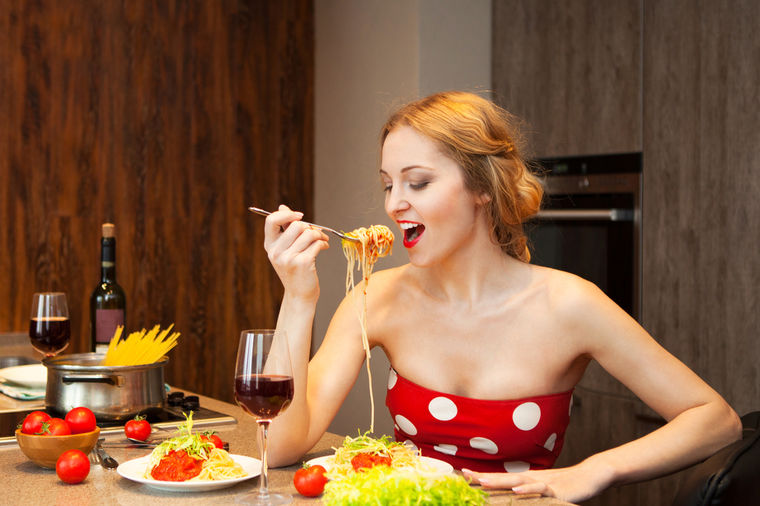 Ishranu kontrolišu osećanja, ne glad: Više jedemo kada smo srećni!