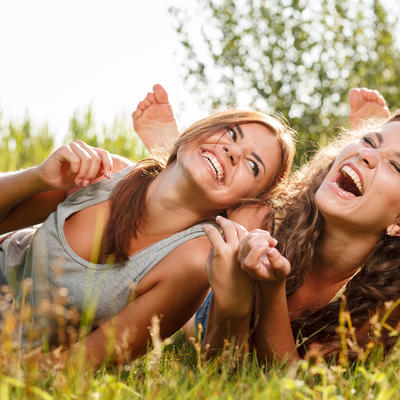 Najbolji prirodni lek za mnoga stanja: 8 razloga zašto treba odmah da se nasmejete!