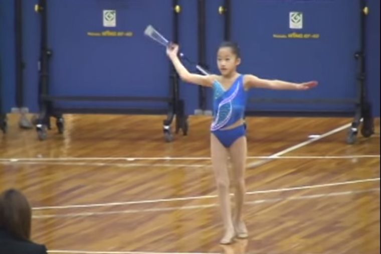 Nećete verovati šta ova devojčica radi s palicom: Sa samo 10 godina već je zaslužila zlato! (VIDEO)