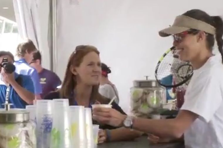 Iznenadila fanove: Ana Ivanović prodavala sladoled! (VIDEO)