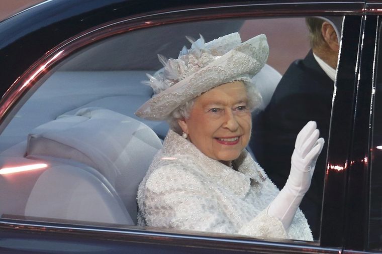 Kraljica Elizabeta II zbunjena opsesijom mobilnim telefonima