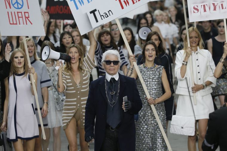 Šanel na Nedelji mode u Parizu: Lagerfild izveo modu na ulice (FOTO, VIDEO)