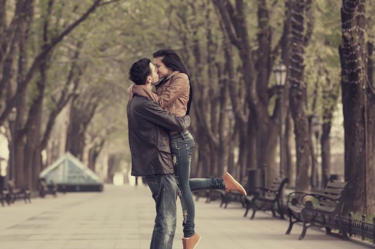 8 izazova koje nosi veza sa previsokim muškarcem: Ljubljenje stojeći zahteva posebne veštine!