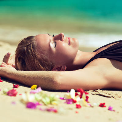 Stručnjaci upozoravaju: Šta vašem telu čine dve nedelje ležanja na plaži, a nema veze sa suncem!