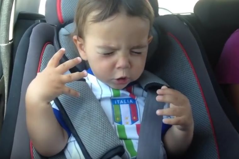 Ovaj dečak će vas raspametiti: Mališan peva italijanski hit iz dubine duše! (VIDEO)