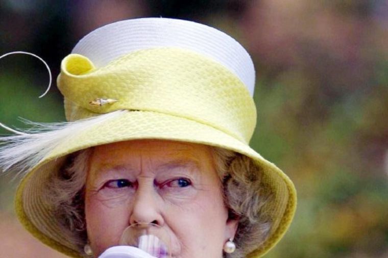 Kraljica Elizabeta voli dobru kapljicu: Šokiraće vas koliko alkohola popije svakog dana!