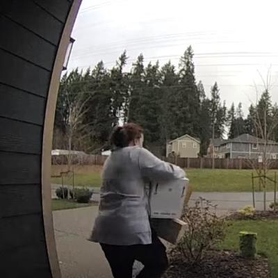 Pokušala da ukrade pakete sa trema: Karma joj momentalno vratila! (VIDEO)