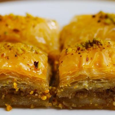 OVAKO TURSKE DOMAĆICE ZALIVAJU BAKLAVU: Ne koriste šećerni sirup, a kore su VEOMA SOČNE - u 1 sastojku je trik! (RECEPT)