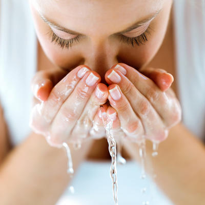 POKUŠAJTE DA IH IZBEGNETE, JER SU JAKO ŠTETNE ZA KOŽU: Ovo su najčešće greške koje pravimo pri umivanju i čišćenju lica!