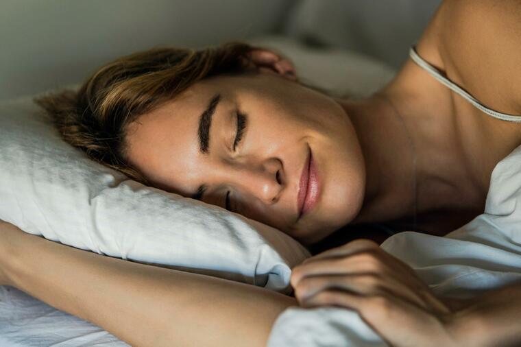 3 POLOŽAJA KOJI GARANTUJU DA ĆETE SE PROBUDITI KAO NOVI: Kako pravilno spavati da vas leđa ne bi bolela!